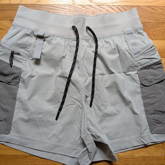 Lululemon Multi-Pocket Cargo High-Rise Hiking Short 5" - Sz 10 - Picture 2 of 3